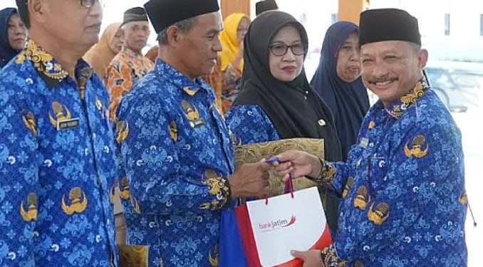 Informasi terbaru dari BKN: Kini, PNS dapat terus bekerja hingga mencapai usia 65 tahun sebelum memasuki masa pensiun! 