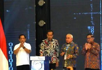 Jokowi memperlakukan honorer sebagai prioritas dengan membatalkan rencana penghapusan dan memberikan fasilitas tambahan. Terima kasih, Pak!