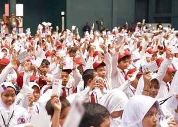 Nadiem Makarim memberikan izin bagi anak-anak usia di bawah 7 tahun untuk masuk SD, terutama untuk kategori tertentu.