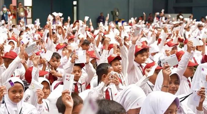 Nadiem Makarim memberikan izin bagi anak-anak usia di bawah 7 tahun untuk masuk SD, terutama untuk kategori tertentu.
