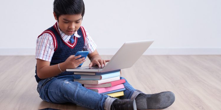 Dampak Positif dan Negatif Gadget bagi Perkembangan Anak-anak